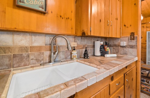 Big Bear City Cabin | Cozy on Rainbow | Fireplace | BBQ | Mountain Getaway