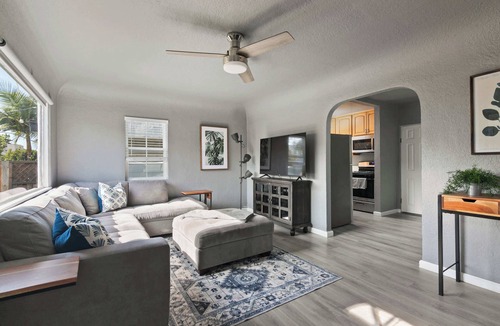 Crown Point House | Cozy Pacific Beach Getaway