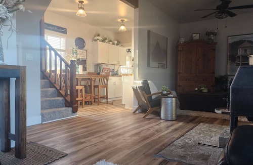 Chester Cabin | Cozy Romatic Family Mountain Retreat Close to ALL!