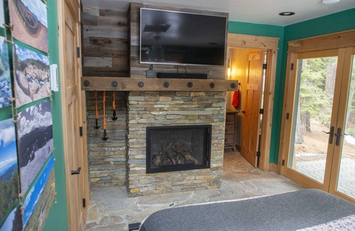 Christmas Valley House | Cozy Secluded South Lake Tahoe Riverfront Getaway for 2, Incredible Private View