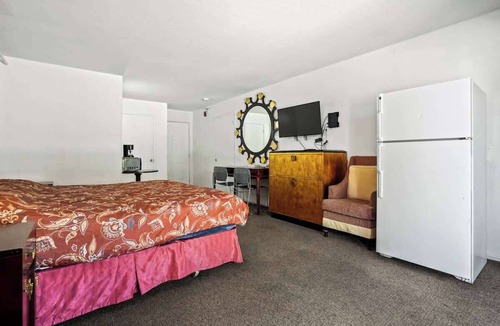 Fremont House | (Cozy studio, 1BR, 1BA, No kitchen)