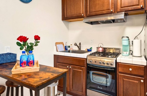 Clarkdale Apartment | Cozy Studio - Mins to WeWork, Sony Pics & Venice with Parking