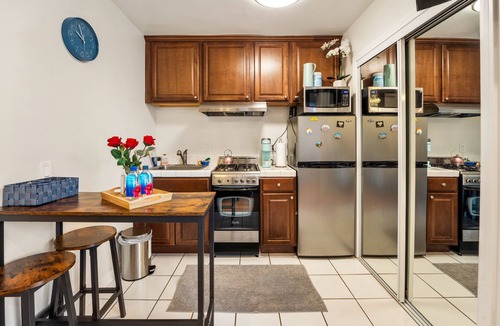 Clarkdale Apartment | Cozy Studio - Mins to WeWork, Sony Pics & Venice with Parking