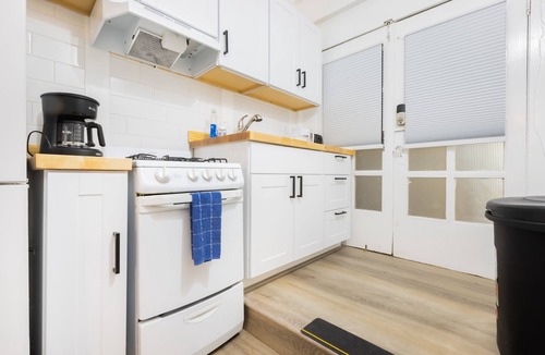 Adams Point Apartment | Cozy Updated Studio by Lake Merritt