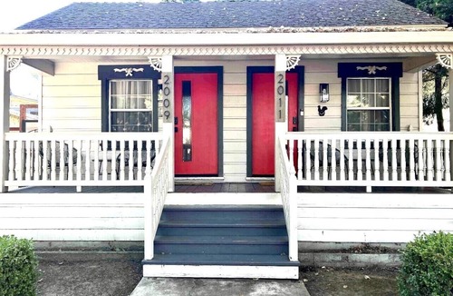 Central Sacramento House | Cozy Vintage Historic Bungalow In Midtown Sacramento