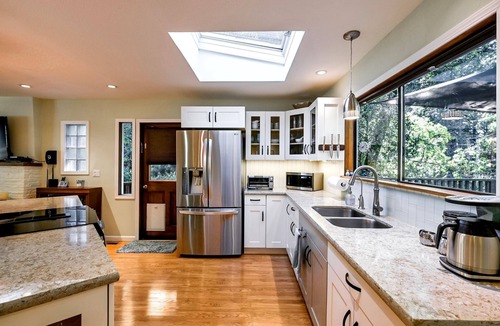 Santa Rosa House | Cozy Woodland Escape, Hot Tub, Redwood + Water Views, mins from spas in Napa
