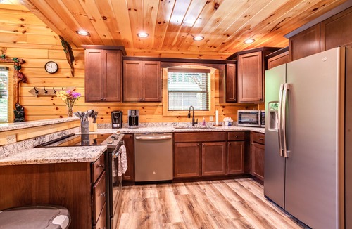 Pigeon Forge Cabin | Creekside Lodge Heart of Pigeon Forge! 👙HotTub 🔥FirePit 🎮Games 🏊‍♂CmtyPool