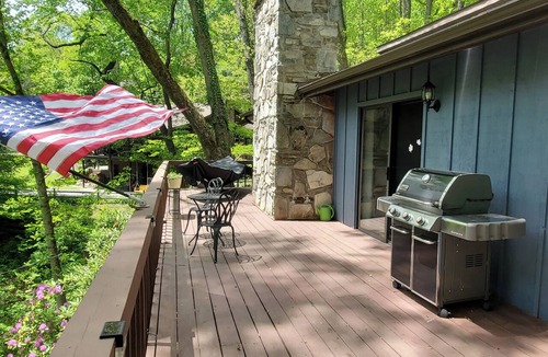Maggie Valley House | Creekside Luxury Cabin with 2 King Suites & Country Club Access