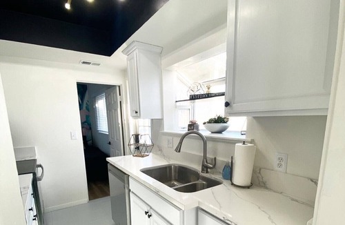 Crown Point House | Crown Point 2B Home w/Backyard 2 Blocks to Bay