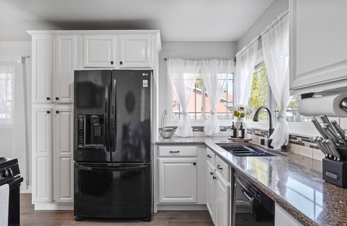 South Natomas House | cute comfy home w/relaxing lit gazebo minutes from downtown & airport