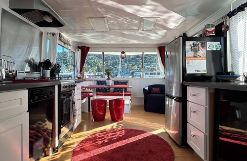 Sausalito Boat Rental | Cute houseboat, amazing location! Extremely walkable to restaurants and shops