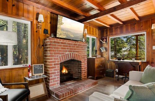 Crestline House | Cute Romantic Cabin With Hot Tub 5 Min from Lake