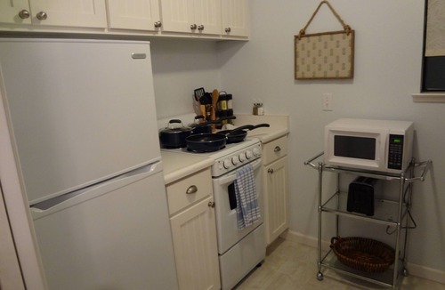 Santa Rosa Cottage | Dan's Place. Cozy Cottage in Quiet Older Santa Rosa Neighborhood