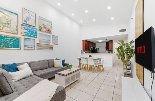 Fort Lauderdale House | Dania Lakefront Retreat Kayaks/Outdoor Projector/Games/BBQ