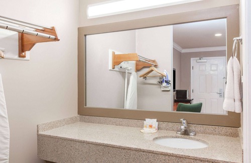 Paradise Valley Hotel | Days Inn by Wyndham San Francisco S/Oyster Point Airport