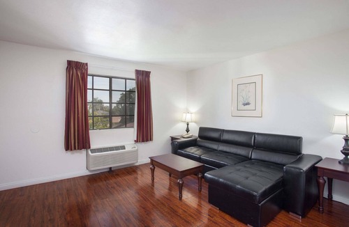 Orange Hotel | Days Inn by Wyndham Orange Anaheim