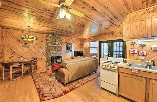 Maggie Valley Cabin | Deck & Private Hot Tub! Maggie Valley Mtn Cabin