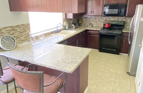 Turlock House | Delightful 4 Bedroom with POOL & BBQ