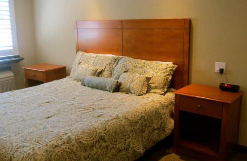 Centennial Hotel | Deluxe Inn Redwood City
