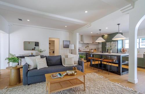 Valley Glen House | Designer 2 bed near Universal sleeps 8 hot tub