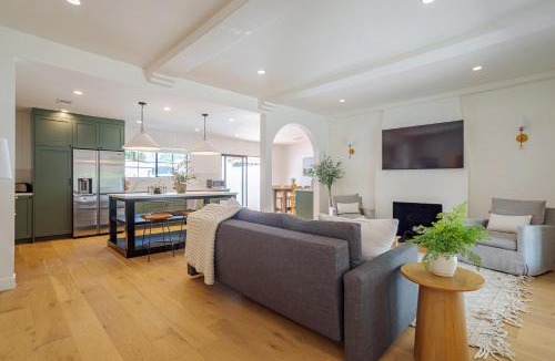 Valley Glen House | Designer 2 bed near Universal sleeps 8 hot tub