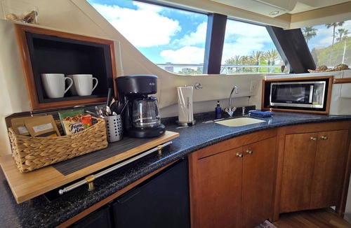 Waterfront Boat Rental | Dockside Boat & Bed Long Beach