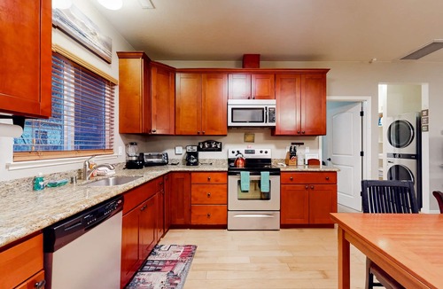 Rio Nido House | Dog-friendly cabin beneath towering redwoods with an enclosed yard - near river