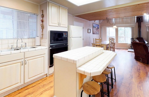 Shaver Lake House | Dog-friendly home with WiFi, Wood Stove, & Deck - Half Mile to the Lake