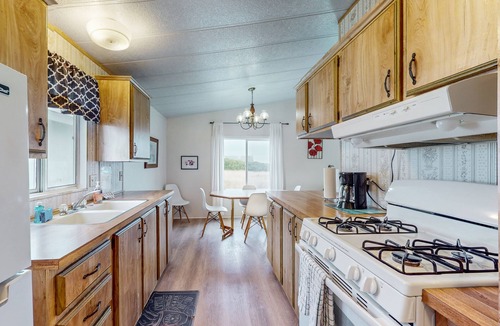 Fort Bragg Cottage | Dog-friendly home with private beach access, hot tub & stunning views