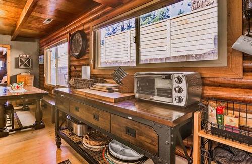 Kings Beach Cabin | Dog-Friendly Kings Beach Log Cabin w/Hot Tub!