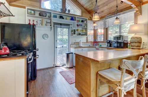 Idyllwild House | Dog-friendly mountain retreat with private hot tub & well-appointed deck