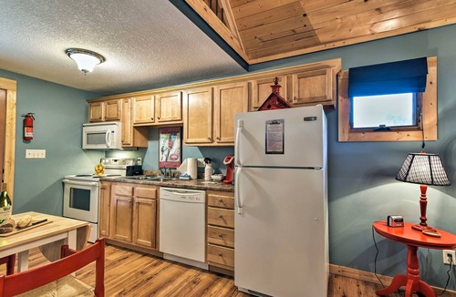Weaverville Cabin | Dog-Friendly Weaverville Cabin King Bed,Hot Tub&FP