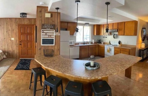 Lakehead-Lakeshore Cabin | Doney Creek Cabin