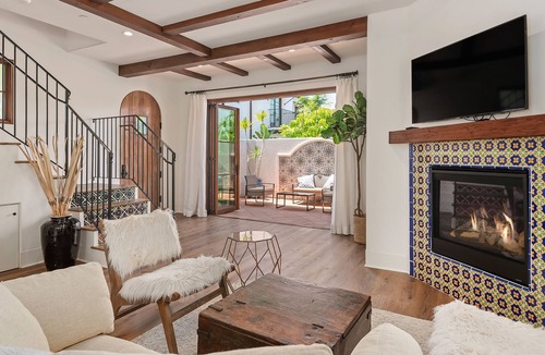 Upper East House | Downtown City Escape, close to beach, shops, food