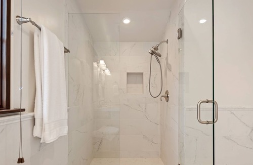 Upper East House | Downtown City Escape, close to beach, shops, food