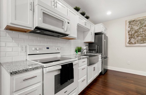 Eastside Promise Neighborhood House | Downtown Dignowity | Upbeat Urban Oasis with Private & Spacious Backyard | Extended Stays Welcome