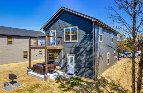 Sevierville House | Eagle Feather Cabin- Modern Retreat, Hot Tub, Games & Scenic Yard Escape