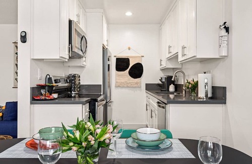 Alamitos Beach Apartment | East Village Arts District, King Suite w/Sofa Bed