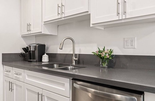 Alamitos Beach Apartment | East Village Arts District, King Suite w/Sofa Bed
