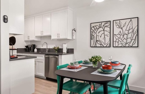 Alamitos Beach Apartment | East Village Arts District, King Suite w/Sofa Bed