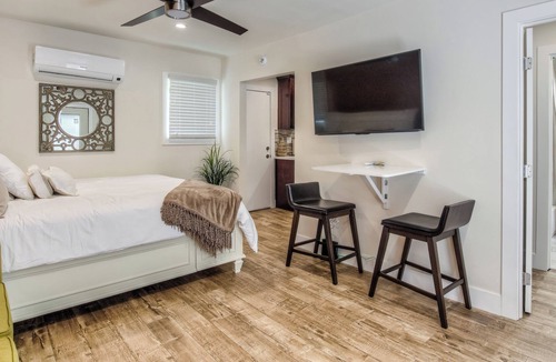 East Village Apartment | East Village Long Beach ✮ Furnished Studio Apartment ✮ WiFi ✮ King Bed