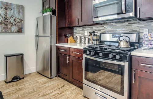East Village Apartment | East Village Long Beach ✮ Furnished Studio Apartment ✮ WiFi ✮ King Bed