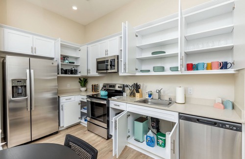 North Park Apartment | Eclectic : 65” TVs : Fast Wi-Fi : Parking : Pets : Bohemian