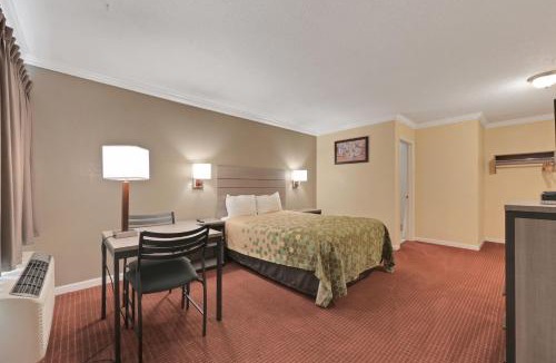 Woodland Cabin | Econo Lodge Woodland near I-5