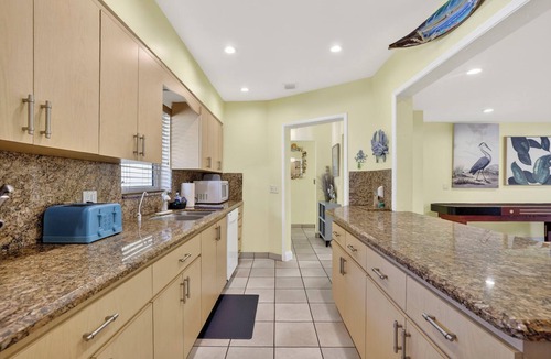 Lauderdale-by-the-Sea House | Edens Reef- Sleeps 16- Heated Pool, Walk to BEACH
