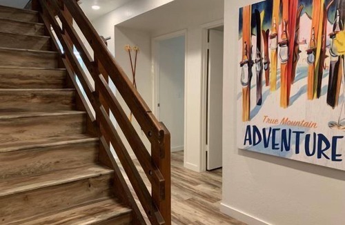 June Lake Condo | Edgewater #4 NEWLY RENOVATED! “GARAGE PARKING“ EN-SUITE KING SIZE BED