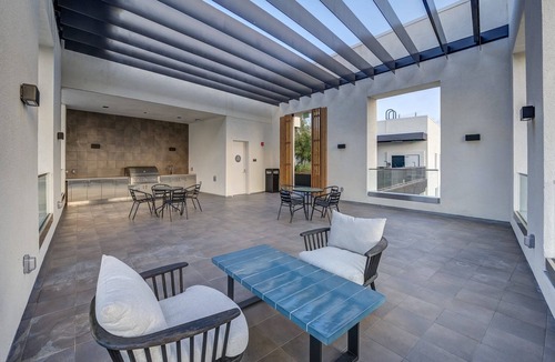 Little Tokyo House | Elegant 2BR King in DTLA w/Rooftop Views