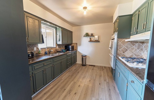 Porterville House | Elegant Cozy 3 Bedroom Home with Large Backyard