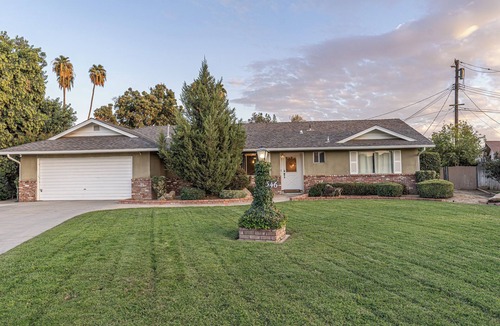 Porterville House | Elegant Cozy 3 Bedroom Home with Large Backyard