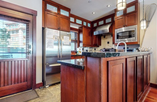 Mammoth Lakes House | Elegant Home, Hot Tub & Garage. Serene Location near Biking & Walking Trails